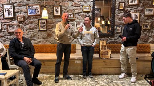 Javier Romero presidente del club con el micrófono a la derecha Efren Vazquez