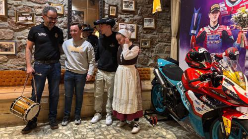 Entrega Txapela de campeón 2025, Entrega Ane Fernández al txistu Asier Garmendia,en la foto también, Efren Vazquez expiloto y manager de Pelontxu